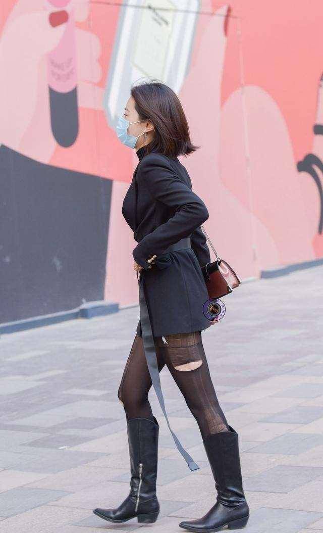 身材|黑色连衣裙搭配长筒皮靴，时尚潮流趋势，女生必备的搭配