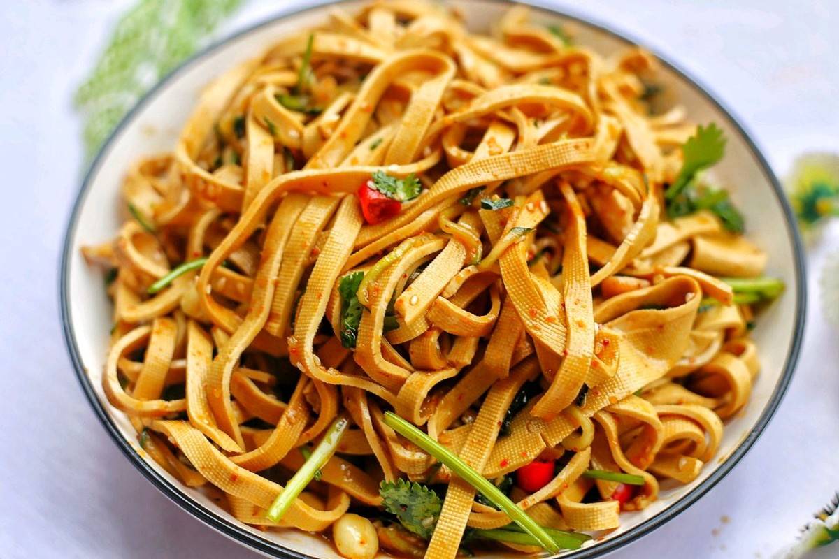 原创家常凉拌豆腐皮5分钟就能端上桌爽口下饭大人小孩都爱吃