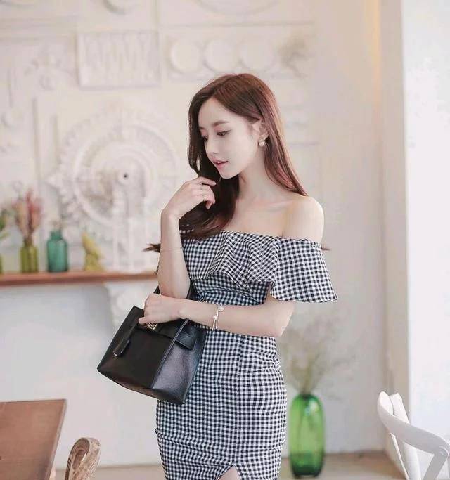 身材|孙允珠：格子荷叶珍珠礼服裙，身材姣好，气质更撩人