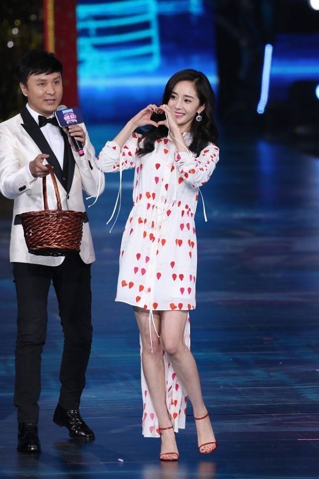 短裙|杨幂牵手自己蜡像，还真是惟妙惟肖相似度好高，不细看都分不出来