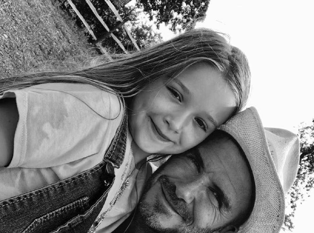 大嫂|小七跟大嫂出游!两人合影亲密搂抱，大嫂穿V领上衣难挡火辣身材