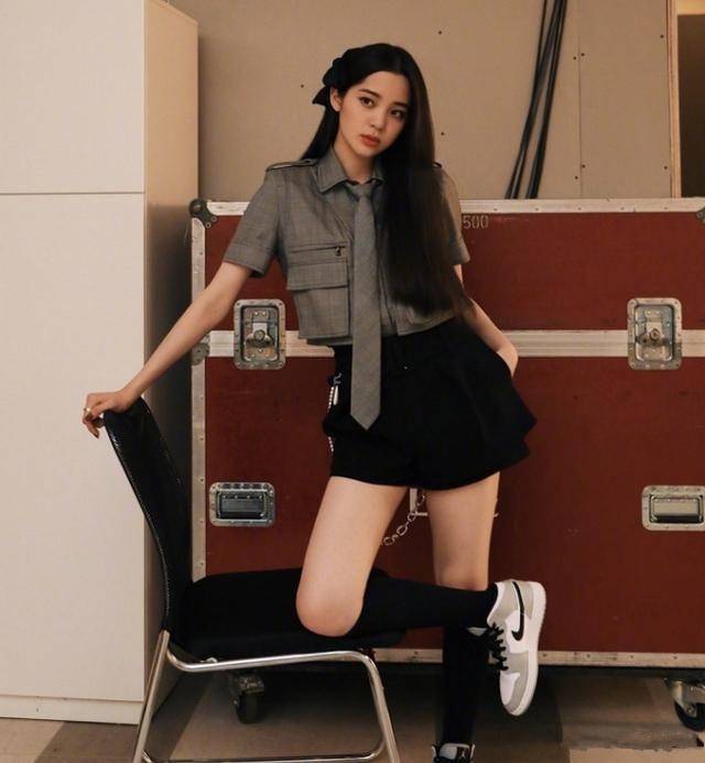 黑色|欧阳娜娜胖了也很美,百褶裙配腿袜大走日系风,肉一点更有女人味