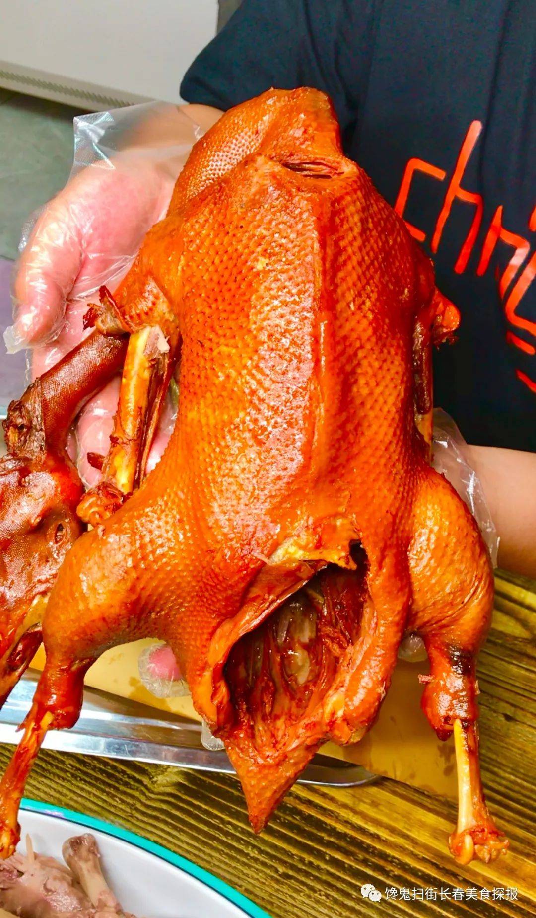 除了盐水鹅/盐水鸭,他家还有传统的东北熏大鹅.