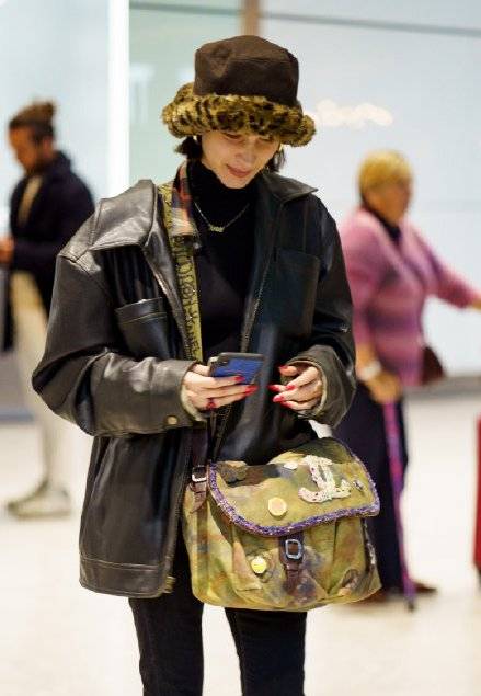 黑色|贝拉将机场当秀场,穿皮衣步伐嚣张特有范,却没2W+香奈儿抢镜