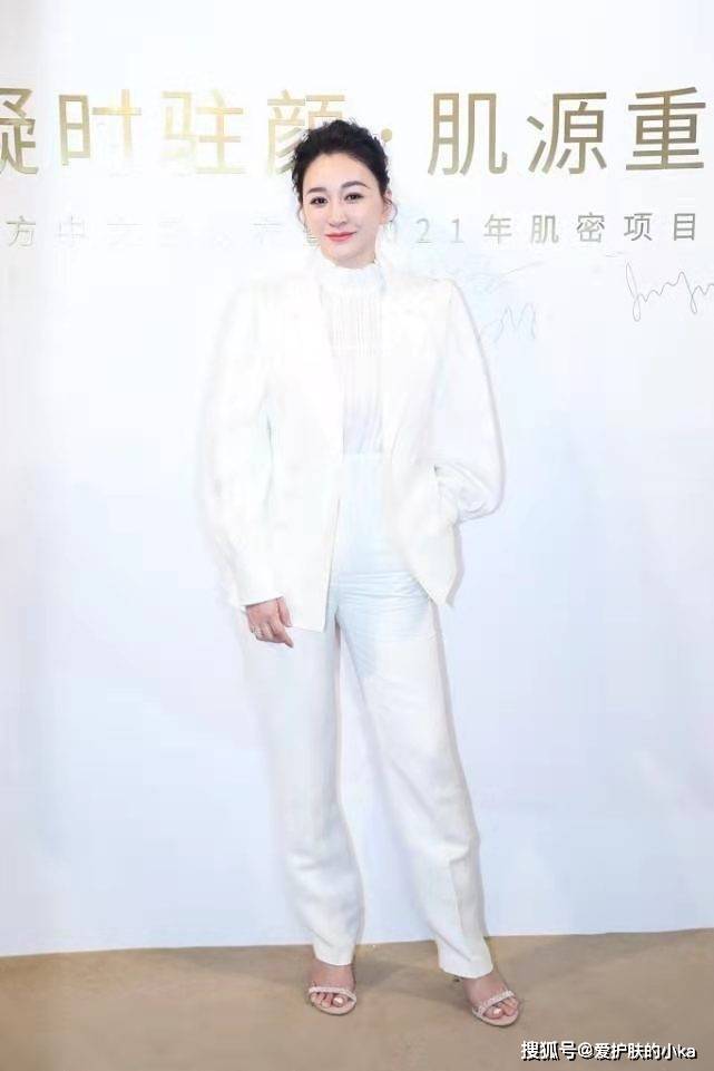 身材|45岁李小冉长得很年轻,气质身材却很成熟,穿西装气场强大似精英