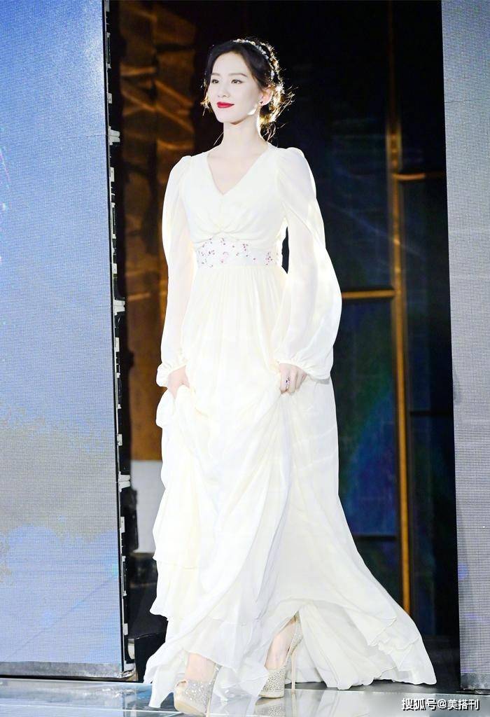 颜比正|刘诗诗就应该多多穿白裙，最新广告花絮变小仙女，气质舒适又高级