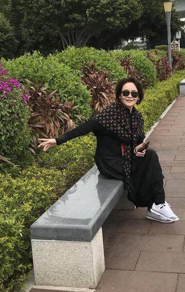 晓英|宋晓英越老越洋气，穿黑裙涂红唇还挂3条珍珠项链，美成优雅贵妇