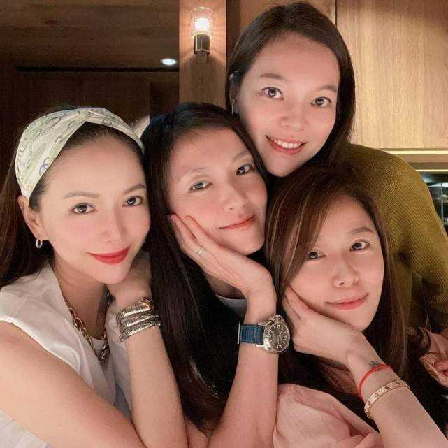 都美|林心如成闺蜜团颜霸!素颜比林熙蕾富士康老板娘都美,生图显老气