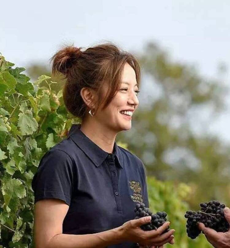 藏蓝色|赵薇真接地气，穿藏蓝色POLO衫摘葡萄，哪看得出有44岁了