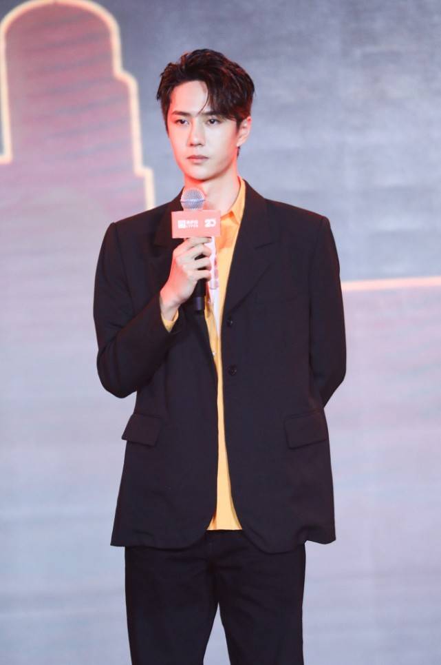 黑色|王一博的气场好强，穿着成熟稳重的西装，有点“霸道总裁”那味了