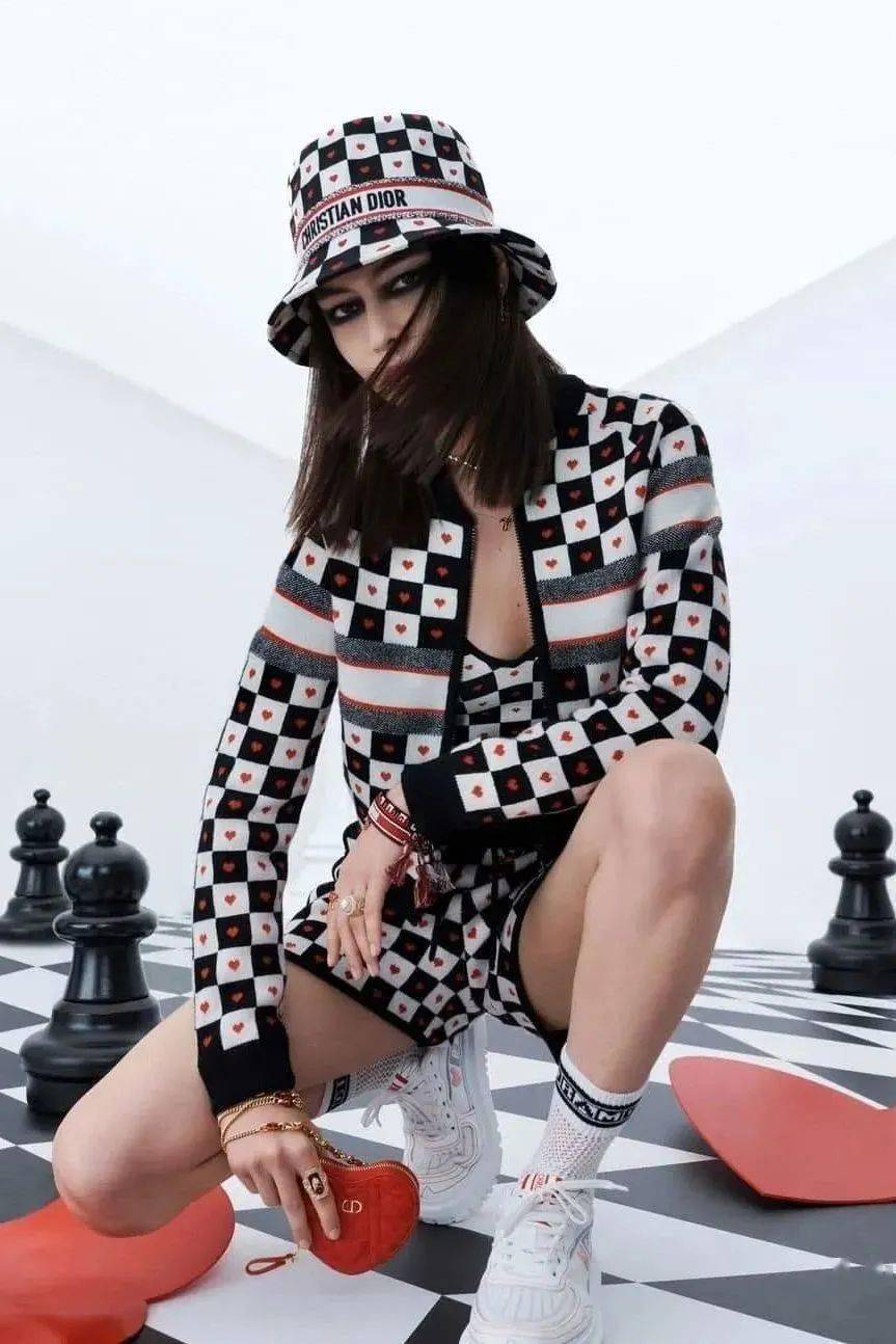 白和|刘雯私服好绝,棋盘格+牛仔裤百搭又显瘦!