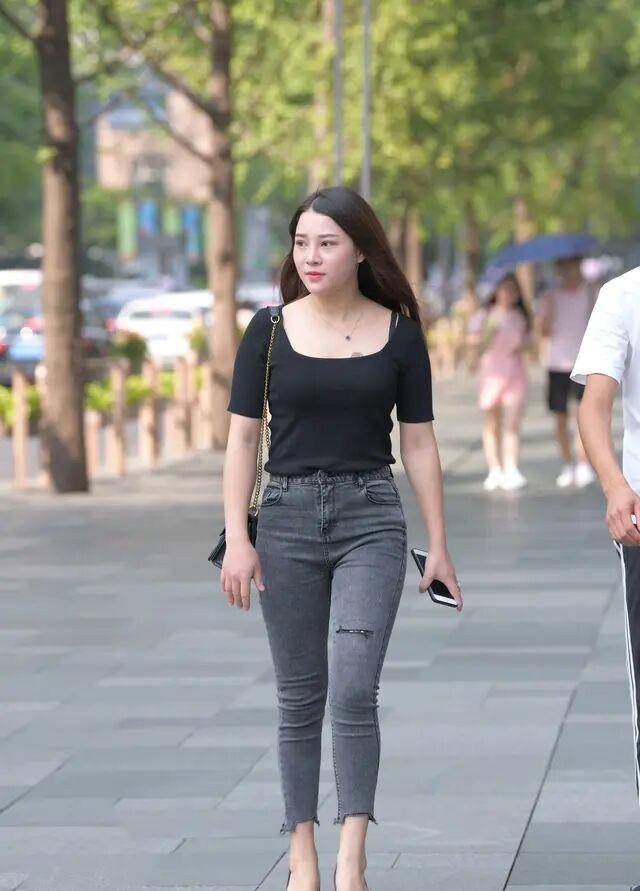 黑色|黑色职业高跟鞋搭配灰色碎边打底裤，潮流的穿搭，有点酷的感觉