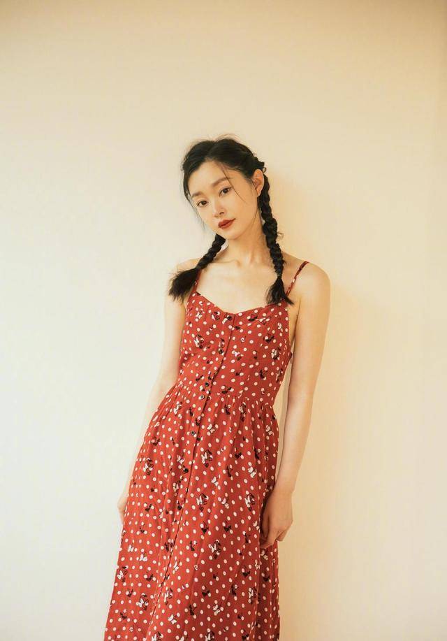 美眉|宋轶“火”起来不是没道理的，一袭吊带纱裙飘逸灵动，温婉动人