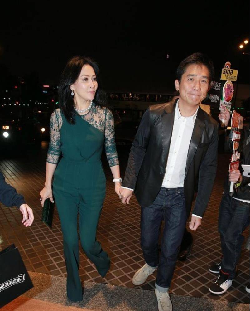 黑色|刘嘉玲越来越会打扮，穿单色蕾丝连体裤遮曲线，肤色显白更衬比例