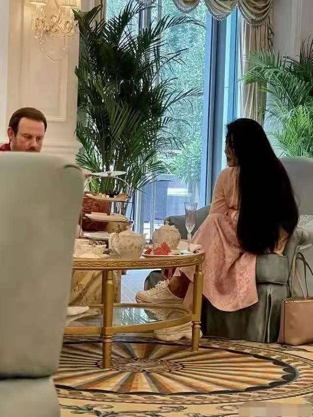 范冰冰|范冰冰私下聚会像路人!穿粉色长裙和老外坐一起,彻底没有巨星样