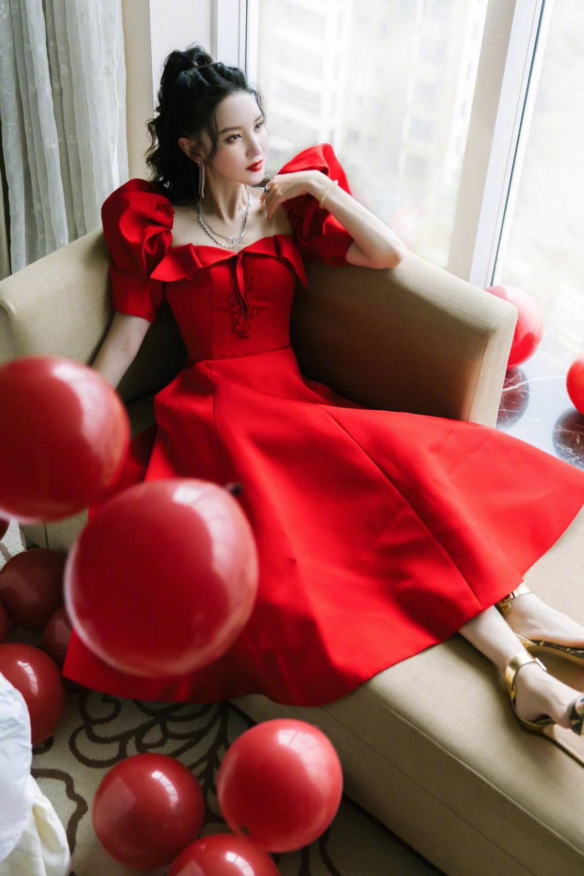 氛围|张萌拿出“老板娘”的气场，同框男模张亮也不输，穿公主裙真抢镜