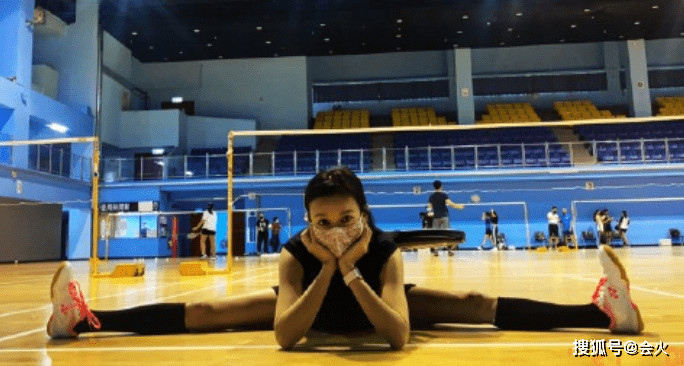 黑色|陈意涵晒孕期运动照!趴在地上不见孕肚,一字马劈开毫不费力