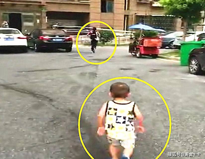 兄妹俩|自从生二胎弟弟，相差12岁姐姐上学时是如此模样，笑喷了