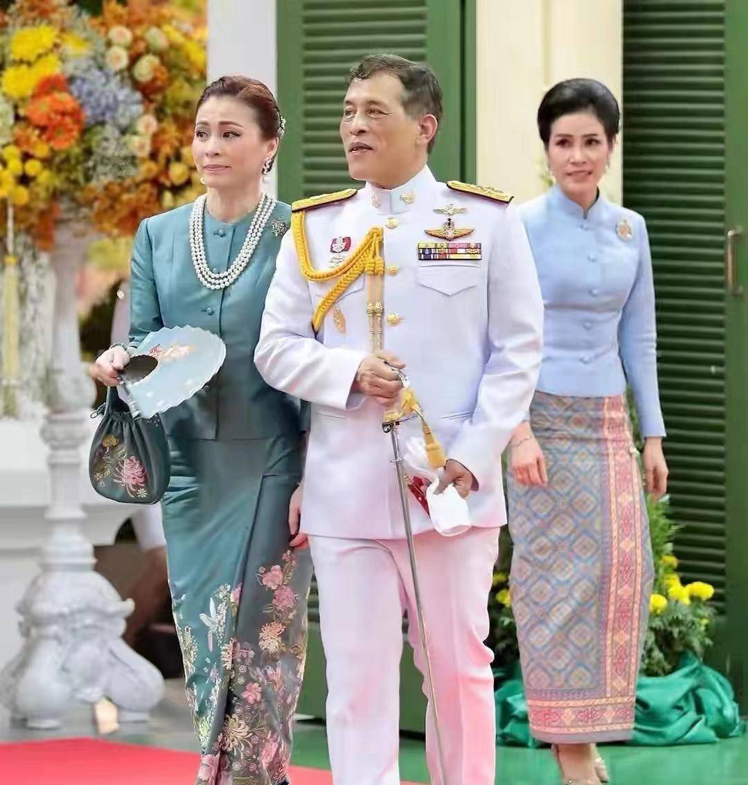 高跟鞋|苏提达深夜独自营业！一身珍珠白套裙穿得贵气，气质敌过诗妮娜