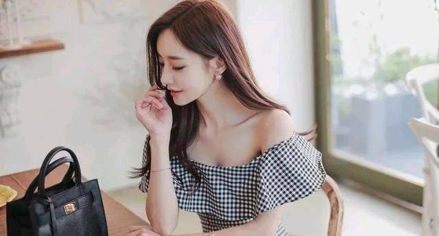 身材|孙允珠：格子荷叶珍珠礼服裙，身材姣好，气质更撩人