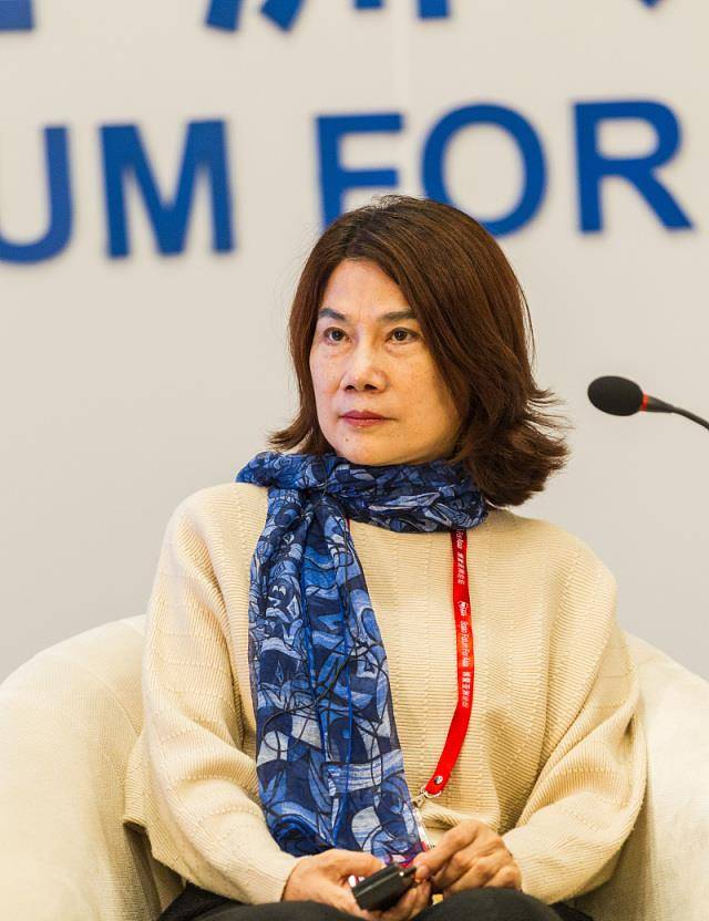 颜色|董明珠认真打扮霸气变温柔,穿针织衫搭海蓝色丝巾,65岁看着像45