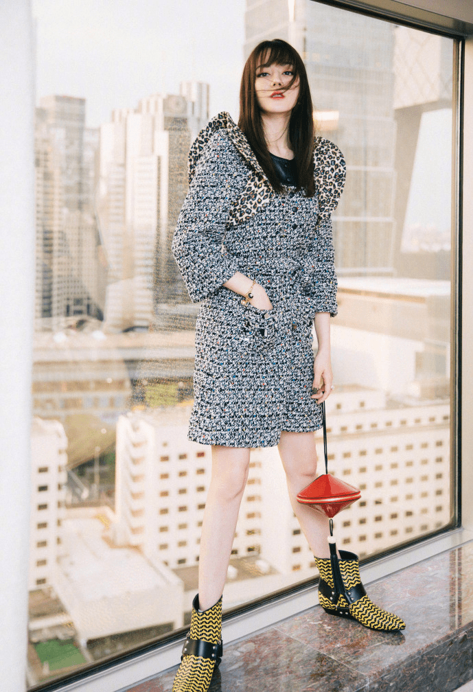 一身|迪丽热巴尝试长直发，手持几万块“陀螺”，穿一身镶宝石太高调