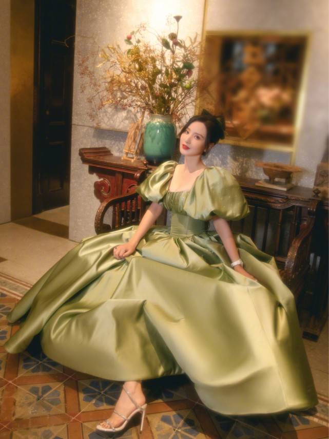 氛围|张萌拿出“老板娘”的气场，同框男模张亮也不输，穿公主裙真抢镜