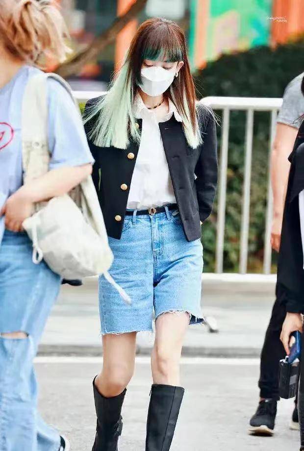 设计|娜扎《快本》照路透，漂绿发色醒眼又夸张，一身潮装真有女团味
