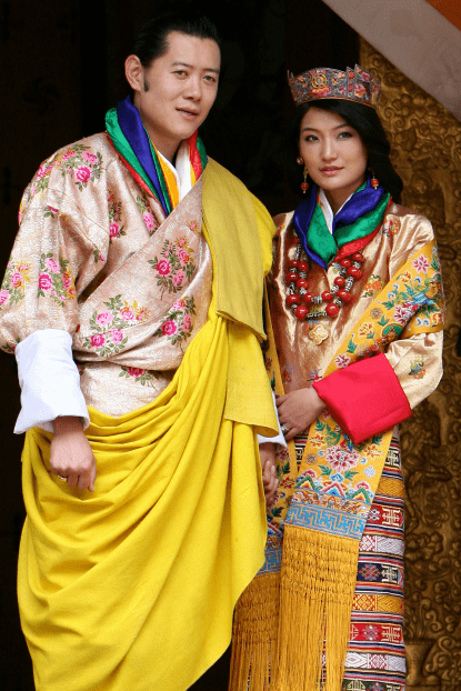 旺楚克|不丹美女王后终于亮相！香槟色上衣有少女感，被国王搂入怀不开心