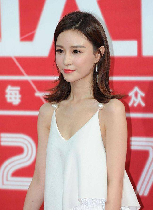雪梨比一般网红更高级穿气质礼裙落落大方有当女明星的潜质
