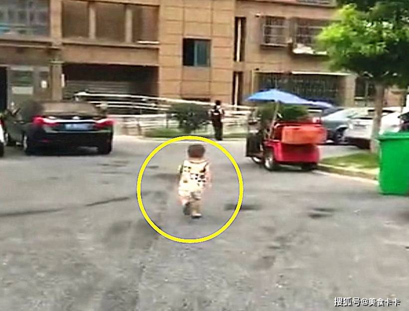 兄妹俩|自从生二胎弟弟，相差12岁姐姐上学时是如此模样，笑喷了