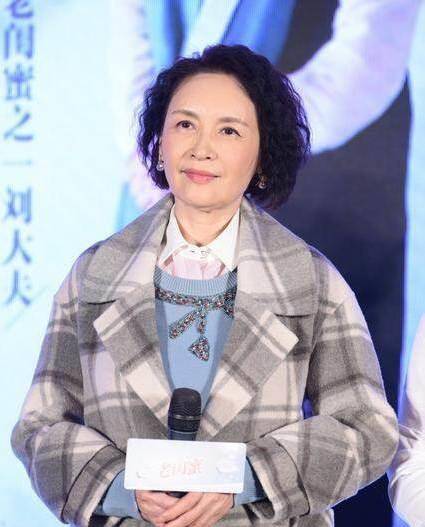 晓英|宋晓英越老越洋气，穿黑裙涂红唇还挂3条珍珠项链，美成优雅贵妇