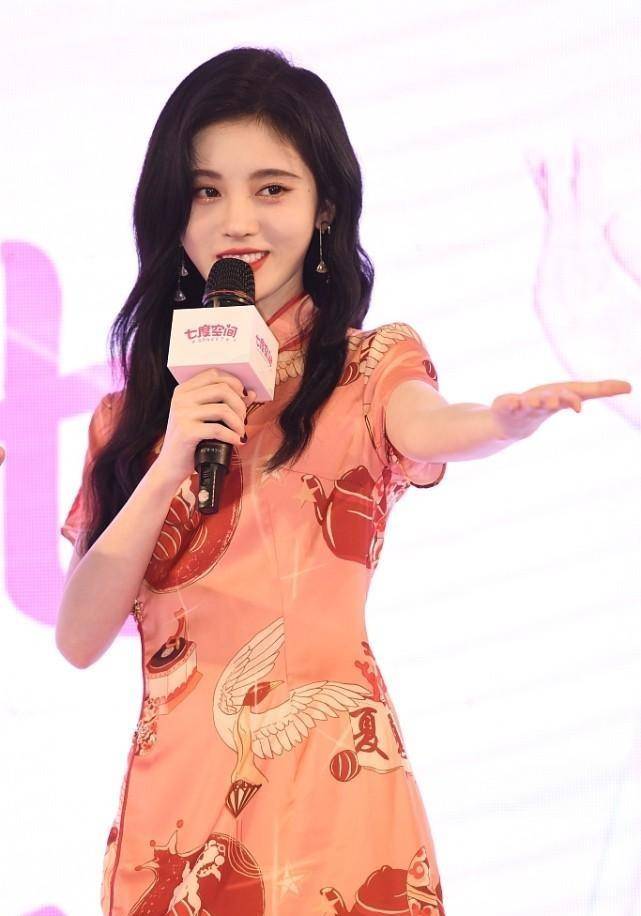 进行|美女就是养眼,金莎鞠婧祎站一起,一个圆润一个瘦,穿裙子都好美