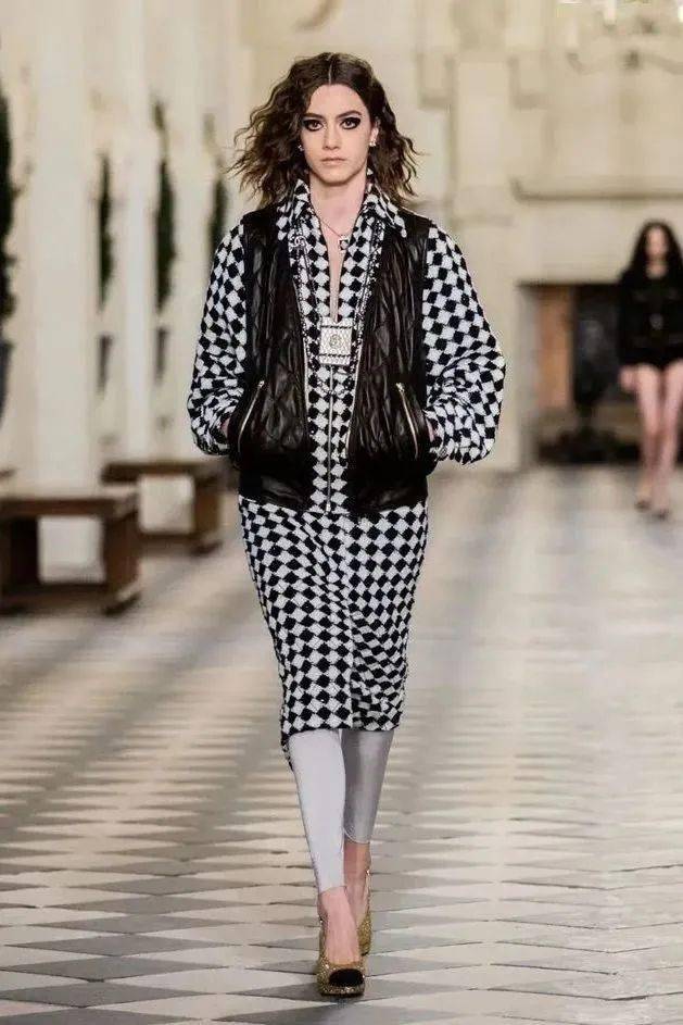 白和|刘雯私服好绝,棋盘格+牛仔裤百搭又显瘦!