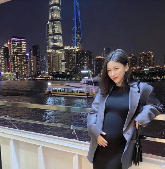 黑色|朱珠挺着孕肚穿镶钻小黑裙亮相，身材纤瘦优雅迷人，真让人惊艳