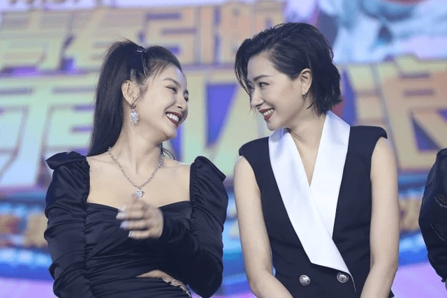 设计|张雨绮和万茜同台演出，两人状态太可了，身材气质不分上下