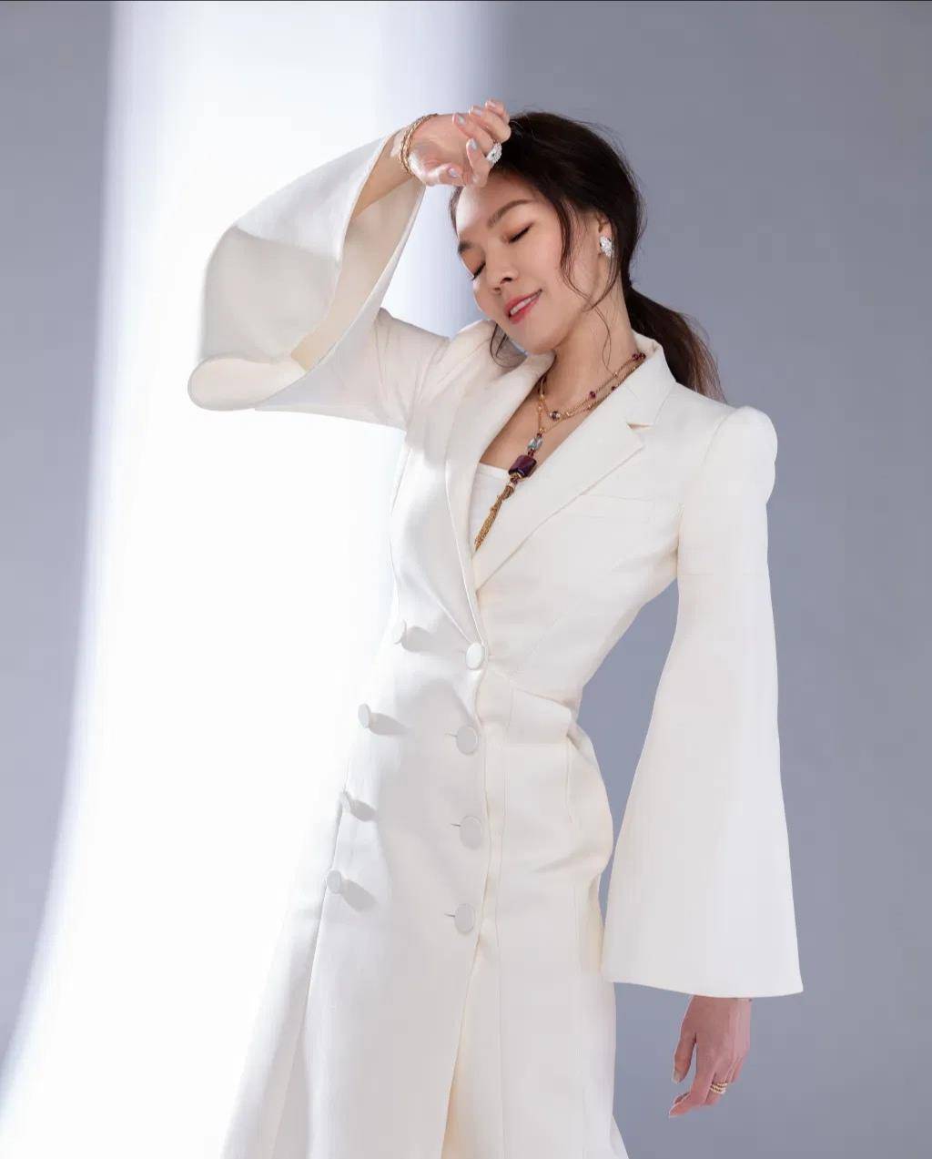 西装|富士康老板娘拍时尚大片，穿西装裙配奢华珠宝，阔太范十足