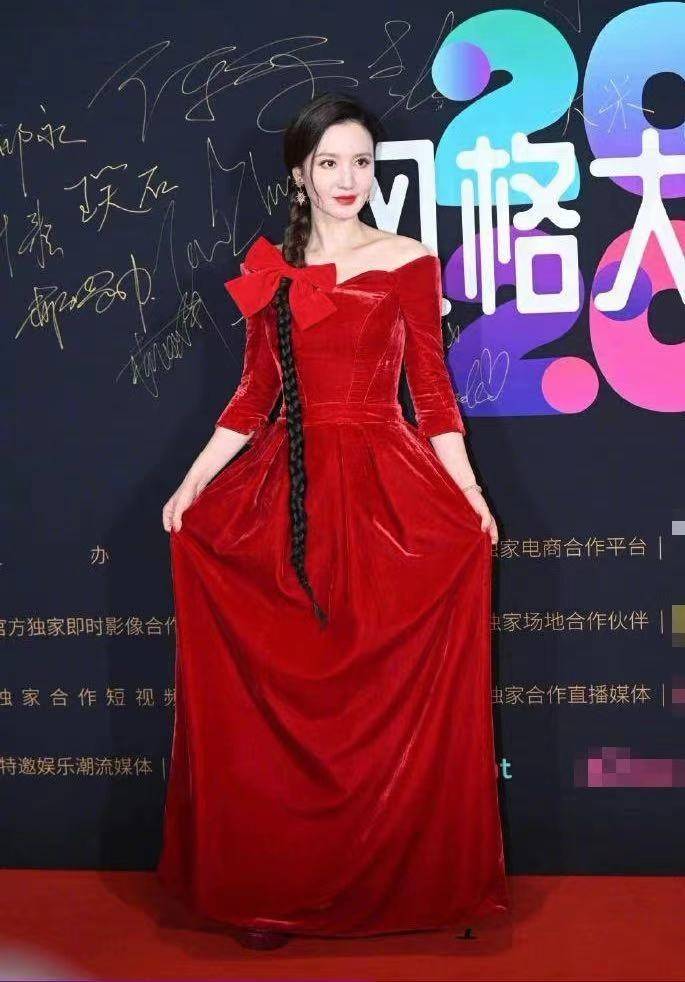 氛围|张萌拿出“老板娘”的气场，同框男模张亮也不输，穿公主裙真抢镜