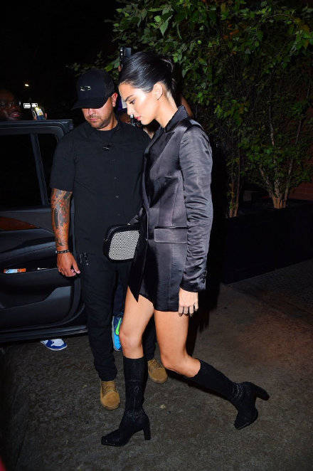 曲线|超模肯豆最新街拍，西装裙勾勒姣好身材，蛮腰细腿百分百回头率