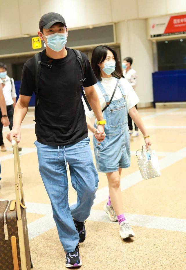 感觉|王彦霖妻子仍然清纯似校花，宽大T恤配牛仔裤，纤细感还挺明显的