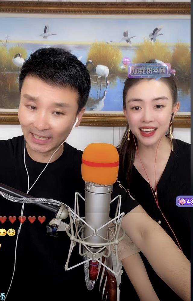刘和刚罕携娇妻出镜,小十岁战扬戴金饰显贵气,夫妻同框似两代人_直播