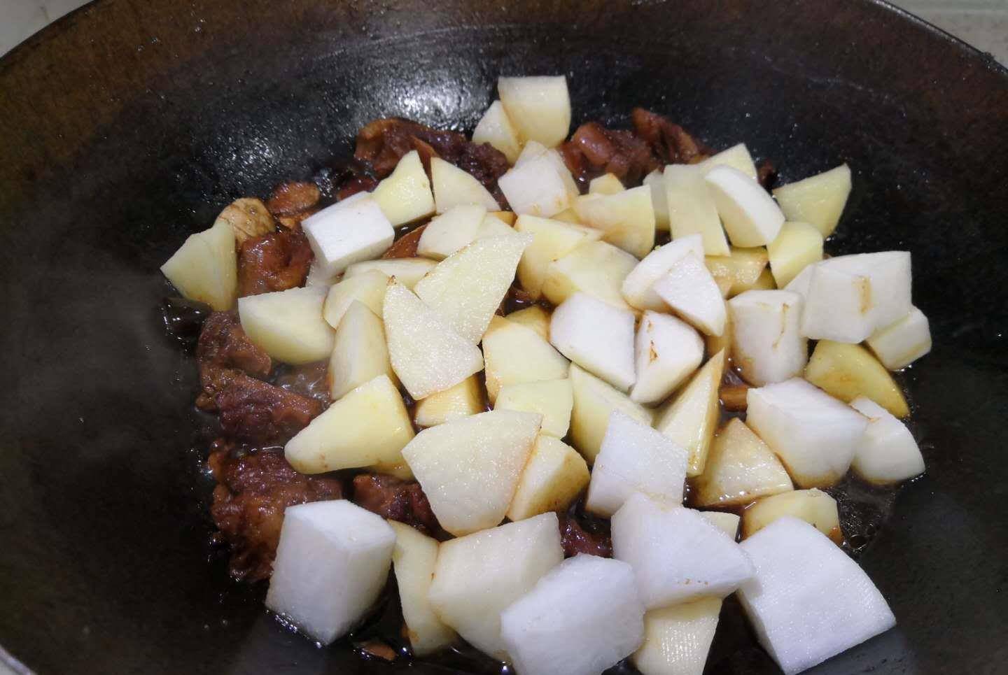 土豆炖牛肉做法教程窍门 e56ea317231248f09106f9e816f1987d.jpeg
