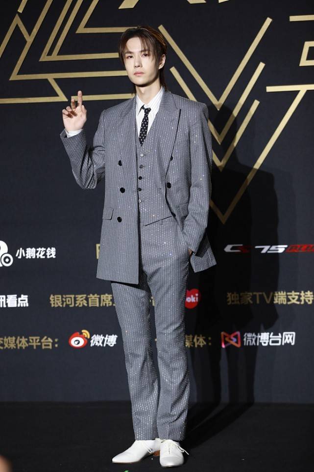 黑色|王一博的气场好强，穿着成熟稳重的西装，有点“霸道总裁”那味了