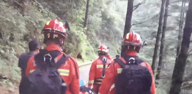 女子坠百米悬崖幸挂树枝，消防队员紧急营救