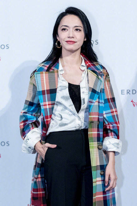 上海|姚晨改走轻熟路线，淡妆粉唇搭配彩色格子风衣，轻熟时尚还大气