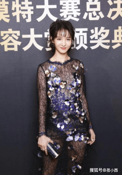 出圈|金晨有舞蹈家身材就是敢穿，一袭半透视连衣裙亮相，轻松美出圈
