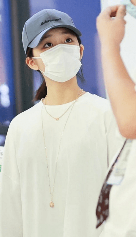 健美|多多好会穿，宽松T恤配健美短裤，巧用金项链点睛，真有明星范儿