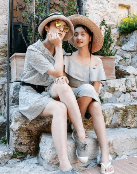 健美|多多好会穿，宽松T恤配健美短裤，巧用金项链点睛，真有明星范儿