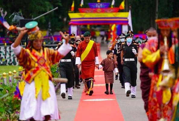 旺楚克|不丹国王戴贝雷帽帅成明星脸!5岁小王储太绅士,穿棕色短袍朴素