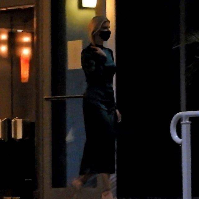 身材|伊万卡穿墨绿色开衩礼裙高贵优雅,展现完美身材,太迷人了